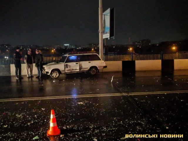 4 авто і слизька дорога: у Луцьку на мосту трапилася ДТП (фото)