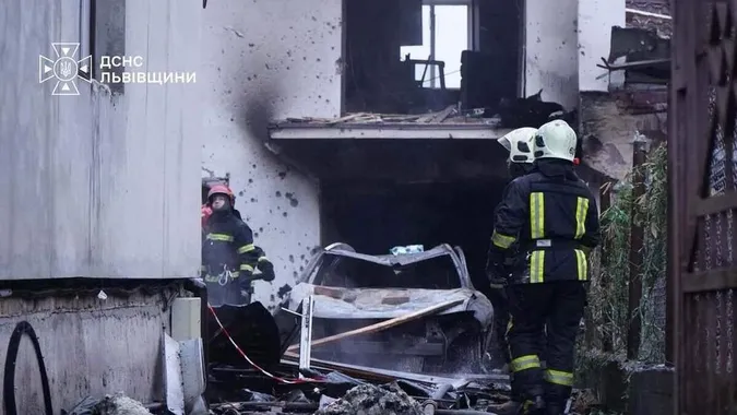 На Львівщині уламки дрона впали на будинки: є постраждалі (фото)