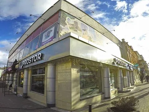 У центрі Луцька демонтували 30-метрову  вивіску (фото)