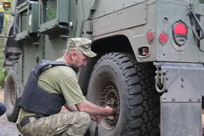 Броньований «Humvee» і трофейний Т-72: показали, як воїни 14-ї ОМБр ремонтують техніку (фото)
