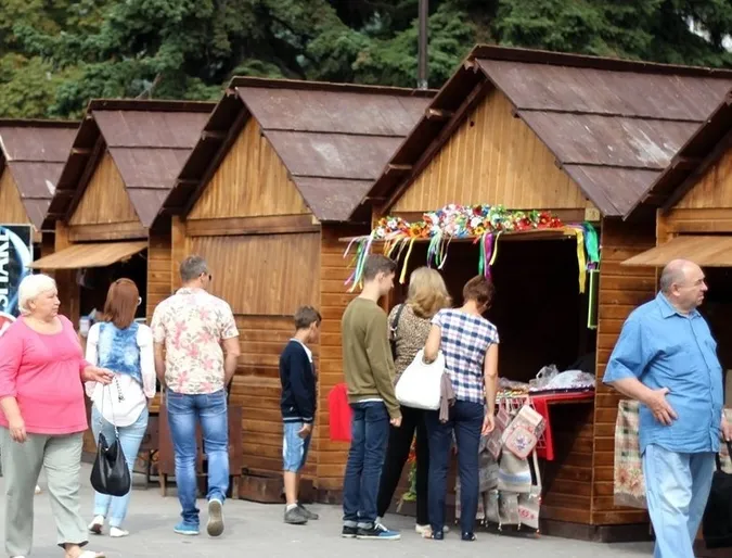 Власник виїжджає за кордон: у центрі Луцька продають смачний бізнес (фото)