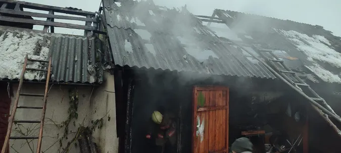 На Волині через коротке замикання загорілась господарська будівля (фото)