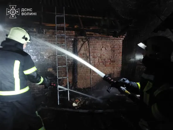 Зайнялось через куріння: під Луцьком спалахнула господарська споруда (фото)