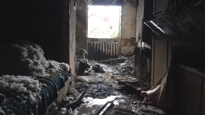 У Луцьку вщент вигоріла квартира в багатоповерхівці: що кажуть сусіди (відео)