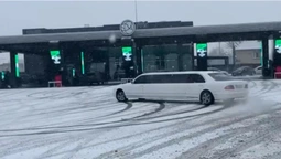 У Луцьку на заправці дрифтував лімузин (відео)