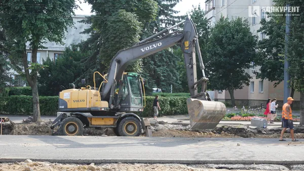 Встановлюють нові бордюри: що коїться на проспекті Волі у Луцьку (фото)