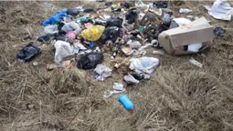 Біля села на Волині виявили гору сміття: винуватця знайшли й присоромили