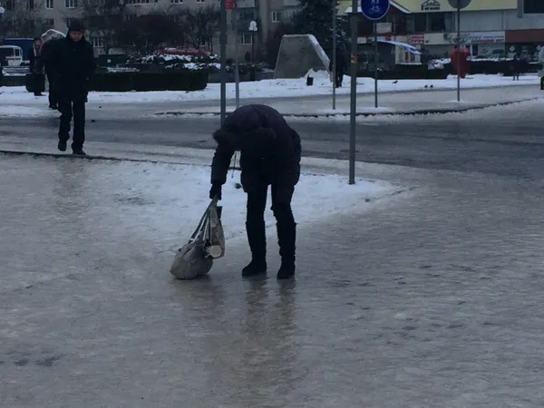 Далеко не всім лучанам вдається встояти на ковзанці