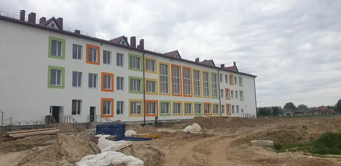 Показали нову школу в Башликах: обіцяють відкрити до нового навчального року (фото)