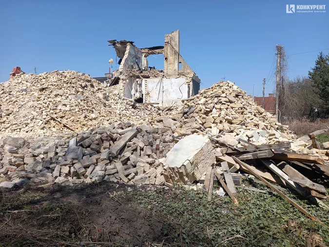 Залишилася купа цегли: коли у Луцьку повністю знесуть будинок на Ярощука (фото)