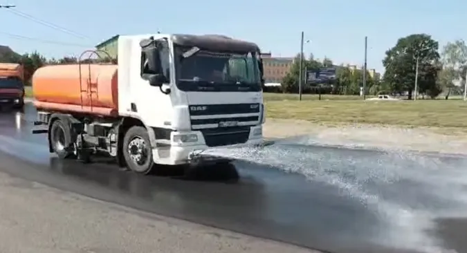 На Волині рятують дороги від 39-градусної спеки