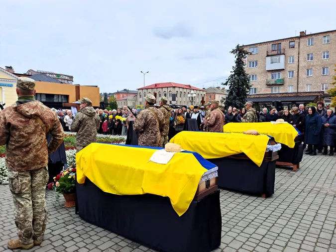На Волині провели в останню путь військових Олександра Гнатюка, Ігоря Карпука та Романа Йовика (фото)