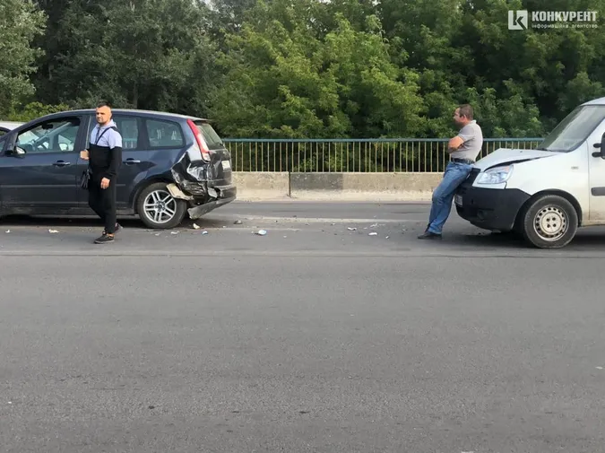 На виїзді з Луцька на мосту зіткнулись Fiat і Ford (фото)