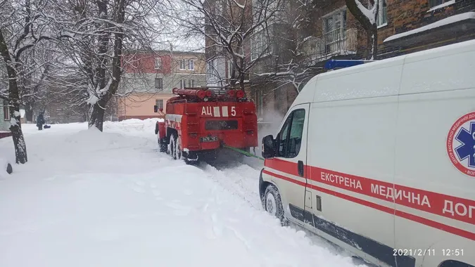 За добу рятувальники звільнили зі снігових кучугур 40 вантажівок (фото)