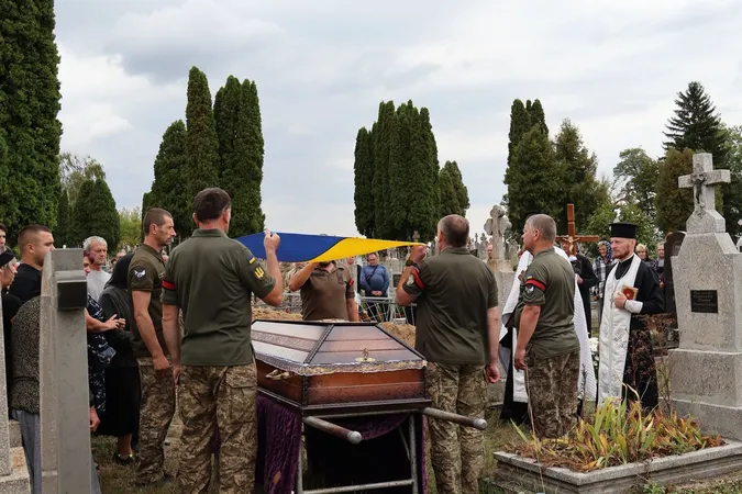 На Волині громада провела в останню путь військовослужбовця Леоніда Фищука (фото)