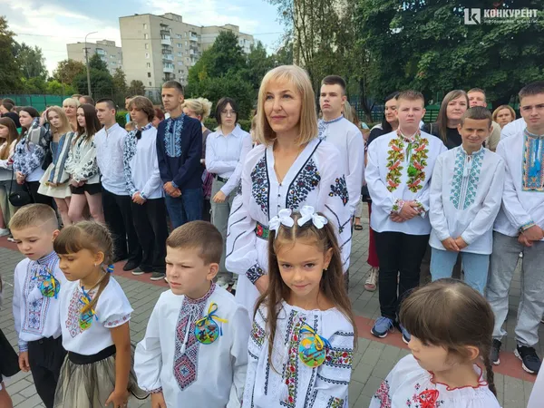 1 вересня у луцькому ліцеї №10: лінійка для першачків та випускників (фото)