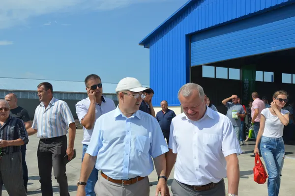 Віталій Заремба з Валерієм Дібровою прямують на оглядини новенької насіннєвої лабораторії підприємства