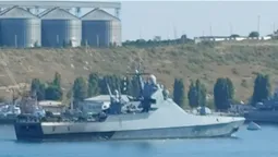 У Севастопольську бухту зайшов обсмалений російський військовий корабель (фото, відео)