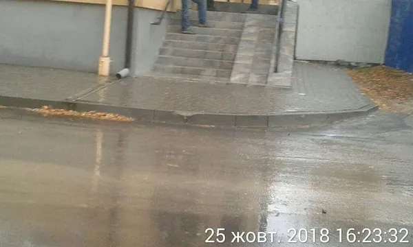 У Луцьку будівельників змусили почистити дорогу (фото)