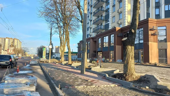 У Луцьку облаштовують велодоріжку зі стовпом посередині (фото)