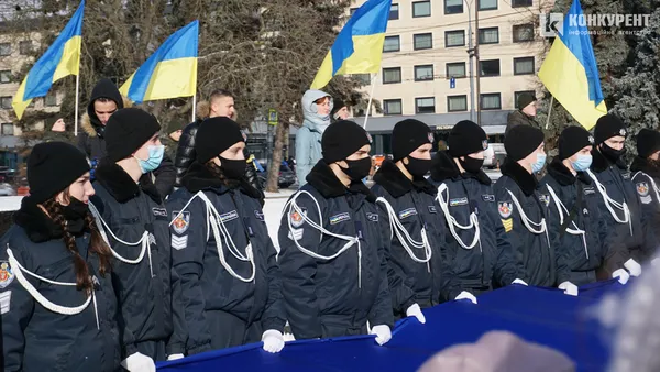 Свято єднання: у Луцьку розгорнули довжелезний стяг у День Соборності (фото, відео)