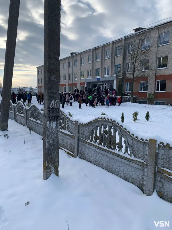 «Дітей виводили під руки»: на Волині учень на уроках розпилив невідому хімічну речовину