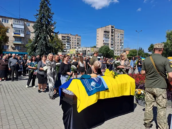 Не встиг провести доньку до весільного вівтаря: у Ковелі попрощалися з Героєм Ігорем Хомичем (фото)