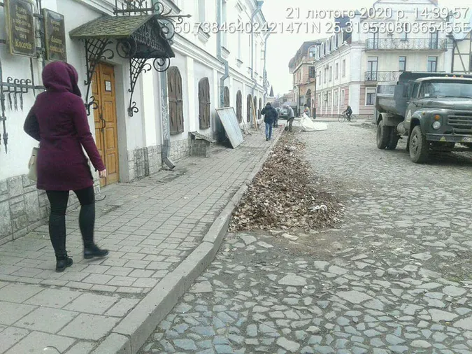 У Старому місті в Луцьку розбирають старий паркан (ФОТО)
