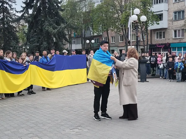 Уперше обійняв доньку: до Ковеля з полону повернувся десантник Максим Муха (фото)