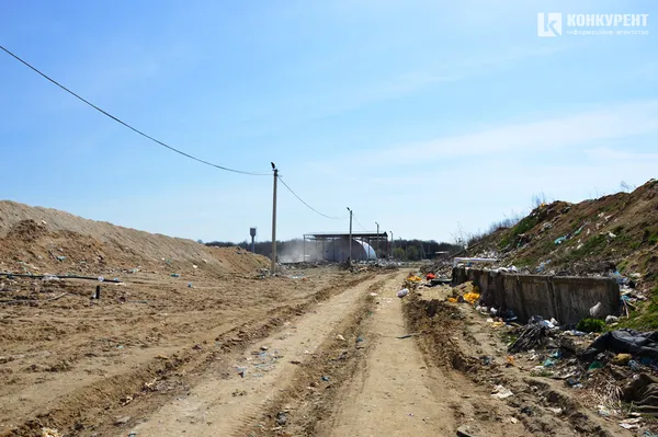 Дорога між старим та новим полігонами