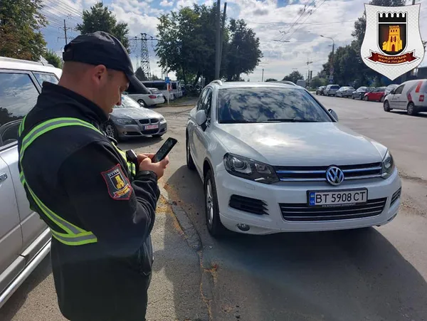 У Луцьку мунвартівці «ганяли» паркохамів біля авторинку (фото, відео)