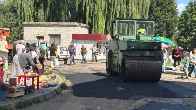 «Кукурудза з присмаком асфальту»: у Нововолинську торгують городиною просто під колесами дорожнього котка