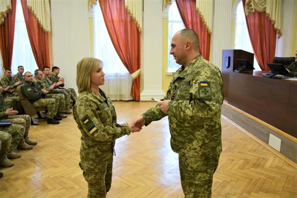 Прикордонниці з Луцька, яка повернулась з полону, вручили лейтенантські погони (фото)
