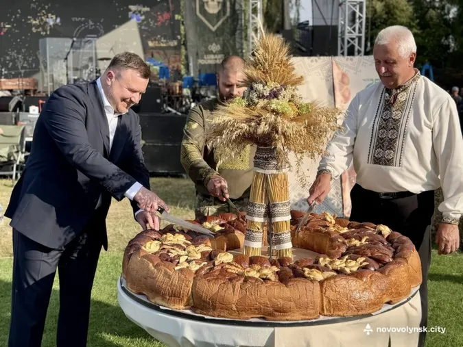 У Нововолинську у День міста презентували рекордний калач