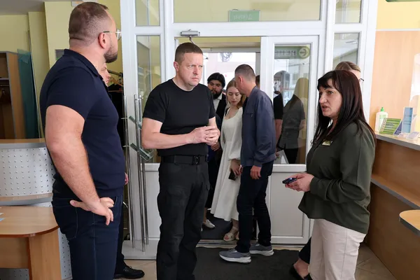 Очільники Волині перевірили, як у Луцькому ЦНАПі обслуговують ветеранів та людей з інвалідністю (фото)