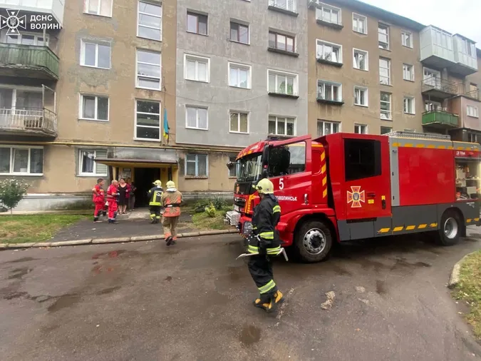 Лізли через вікно: у Нововолинську рятували чоловіка із зачиненої квартири (фото)