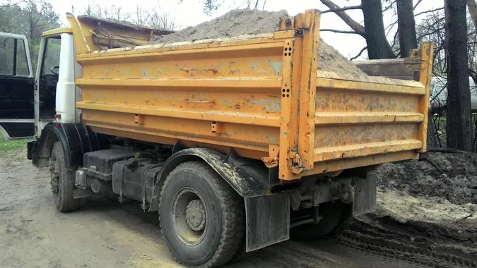 Із території Ратнівської сільради машинами вивозили пісок
