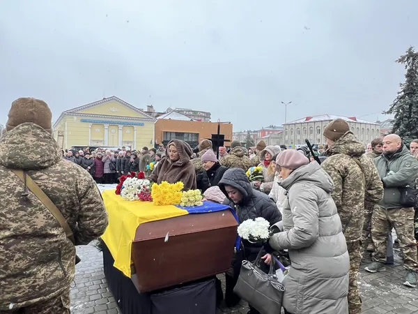 Навіки 20 та 48: у Ковелі попрощалися з двома загиблими Героями (фото)