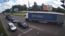 У Луцьку вантажівка «Урал» заскочила на евакуатор (відео)