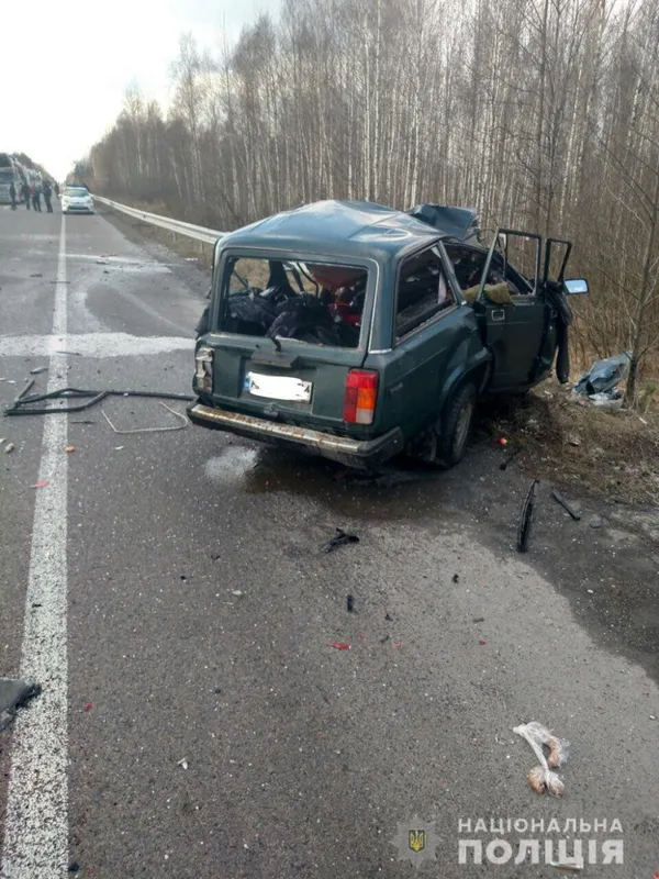 На ковельській трасі ВАЗ зіткнувся з вантажівкою: загинув волинянин (фото)