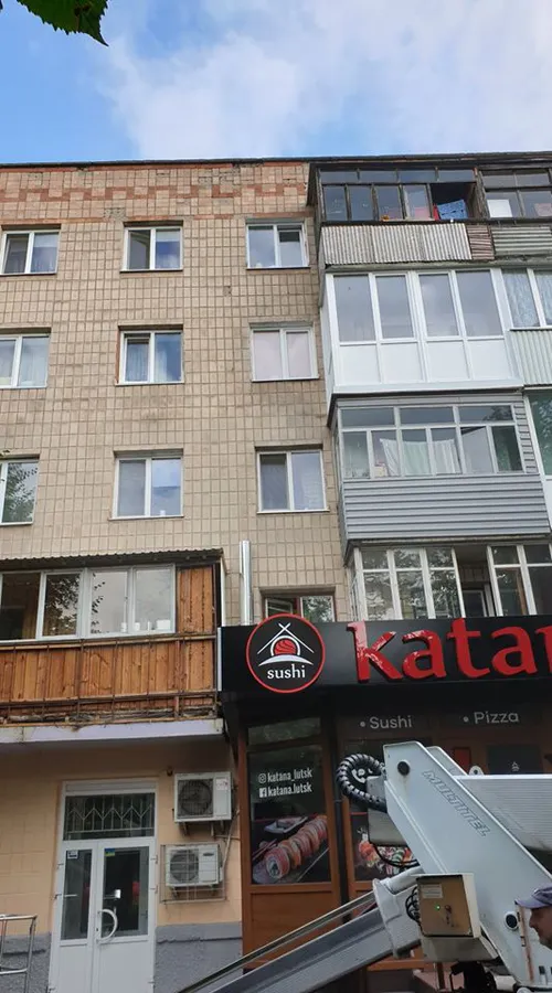 У Луцьку власника суші-бару змусили знести незаконну витяжку (фото)