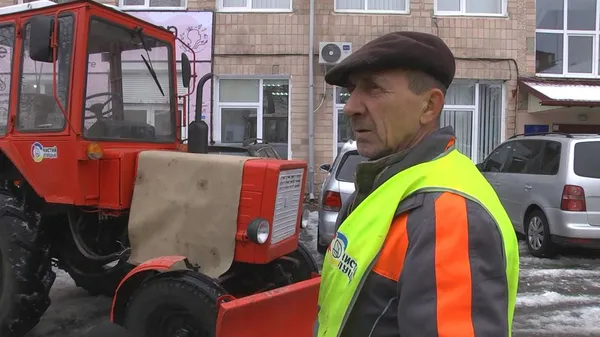 У Луцьку ожеледиця: як місто тримається на ногах (відео)