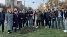 Луцький депутат Яручик із школярами та комунальниками озеленив мікрорайон ЛПЗ (фото)