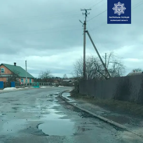 Волинські патрульні шукають і фіксують ями й вибоїни на дорогах (фото)