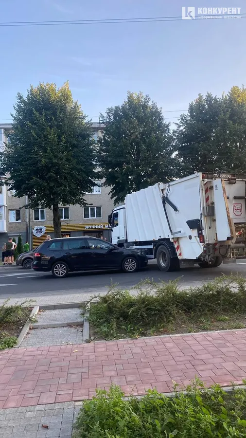 У центрі Луцька «поцілувались» легковик та сміттєвоз: утворився величезний затор (фото)