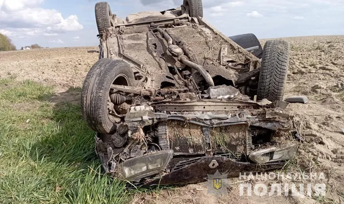 У Луцькому районі «рено» злетіла з дороги і перекинулась – є травмовані (фото, відео)