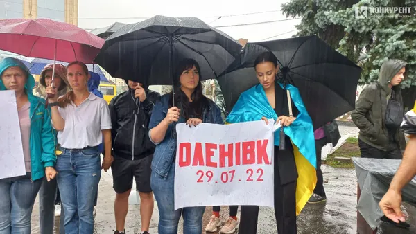 Сльози, квіти та плакати: у Луцьку рідні полонених захисників «Азовсталі» провели акцію (фото, відео)