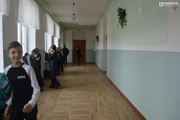 У шкільному коридорі