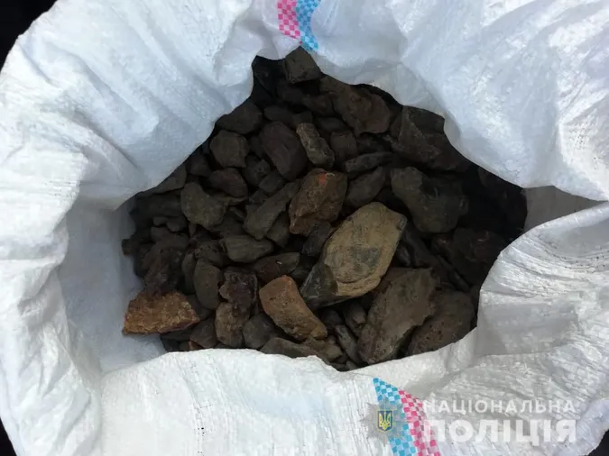 Порушив ПДР: на Волині в багажнику «бехи» випадково знайшли бурштин (фото)