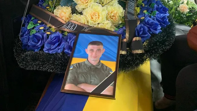 У Городищі попрощалися з Іваном Зелінським: священник, що вінчав, провів і в останню путь (фото)